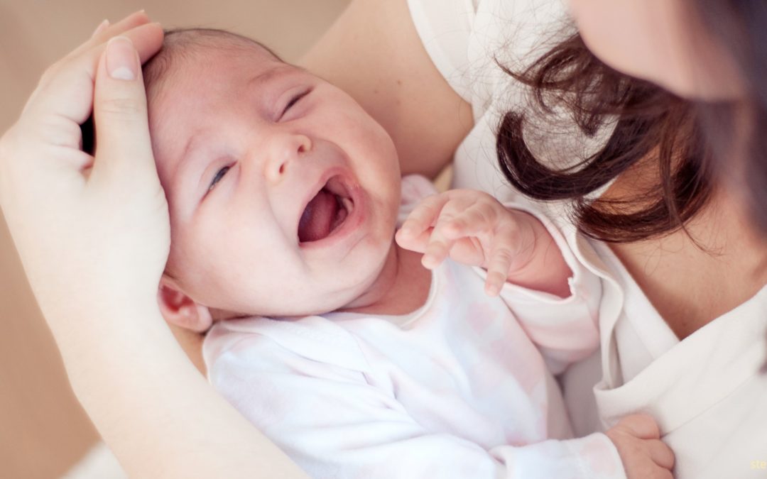Baby schreit beim Stillen: Tipps und Tricks gegen den Stillstreik
