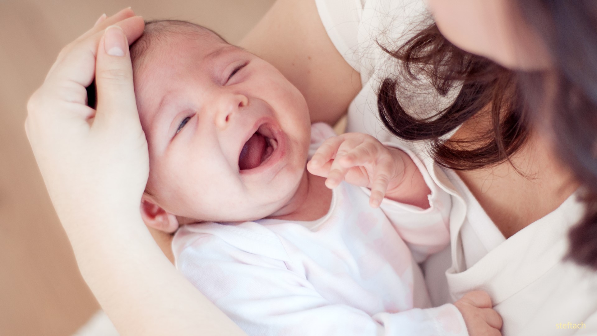 Baby schreit beim Stillen: Tipps und Tricks gegen den Stillstreik 