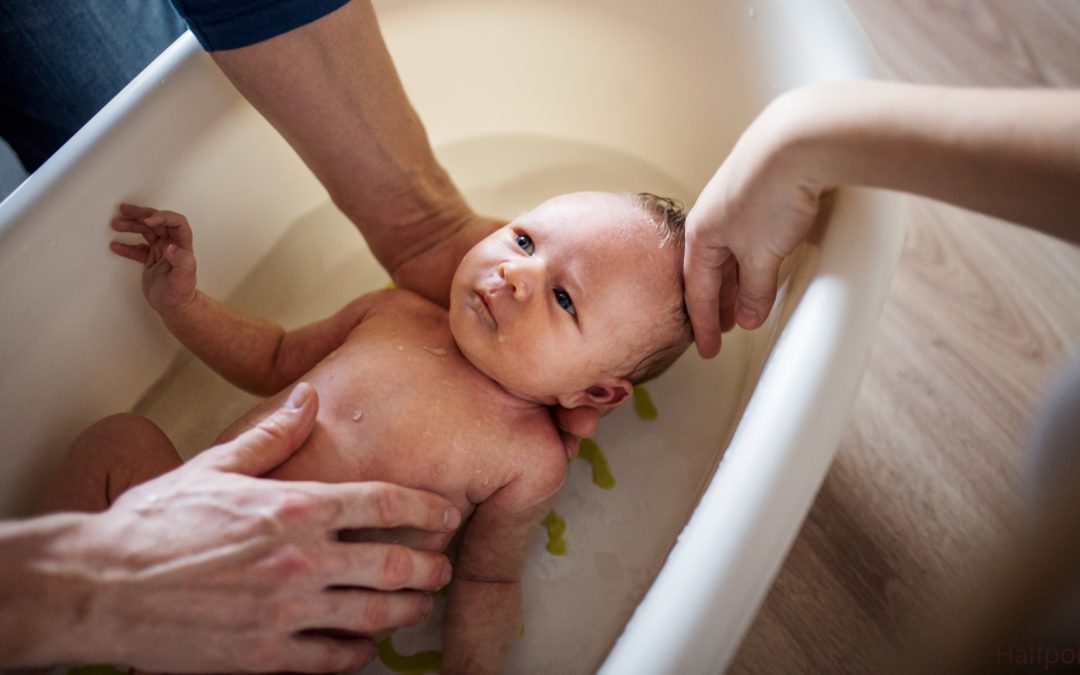Baby baden: Wie, wie oft und mehr Infos!